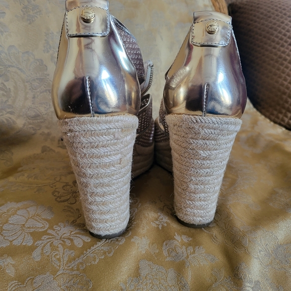 Michael Kors gold/leather platform heel size 10 - Picture 3 of 4